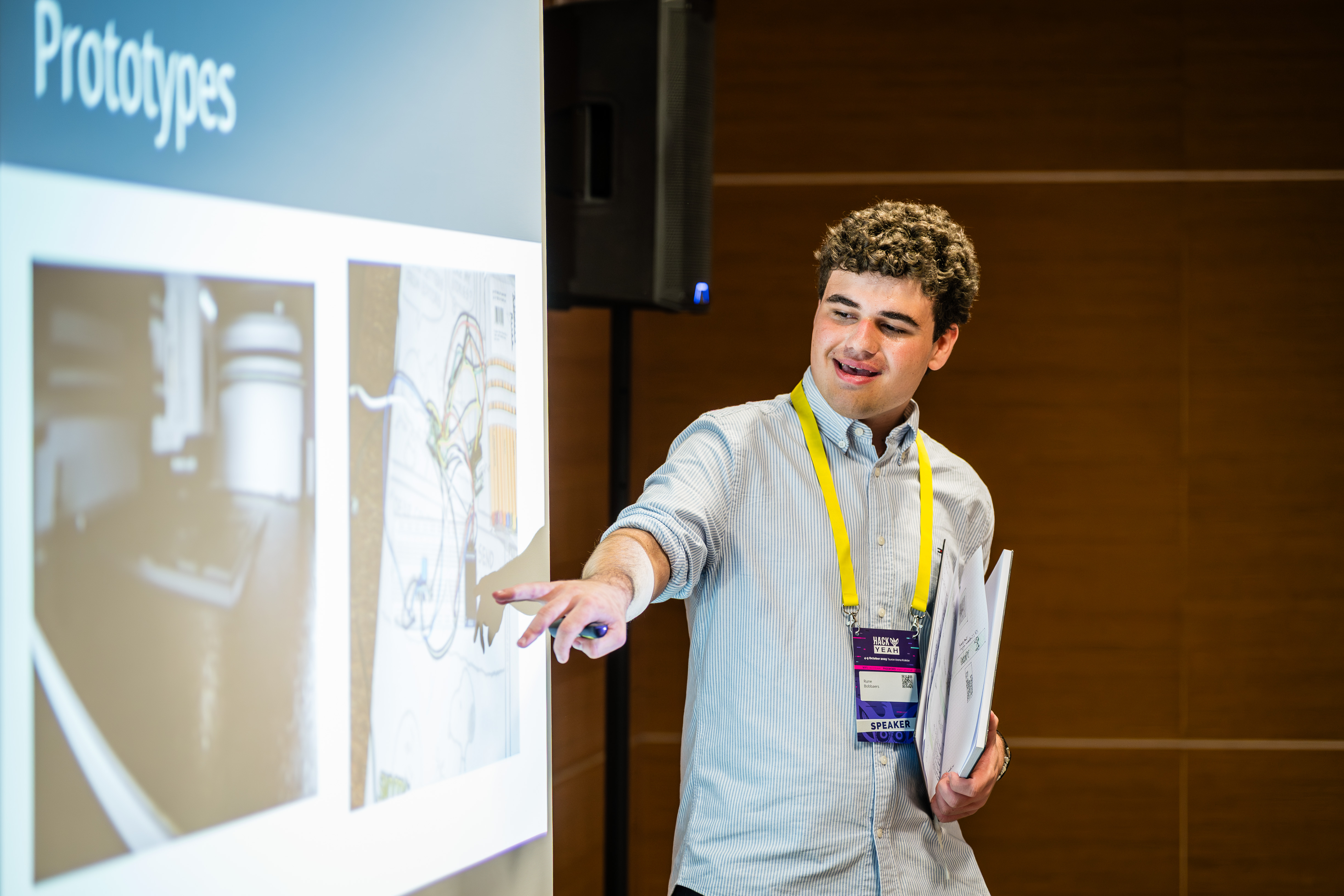 Rune Bobbaers explaining the physiological digital twin at a lecture