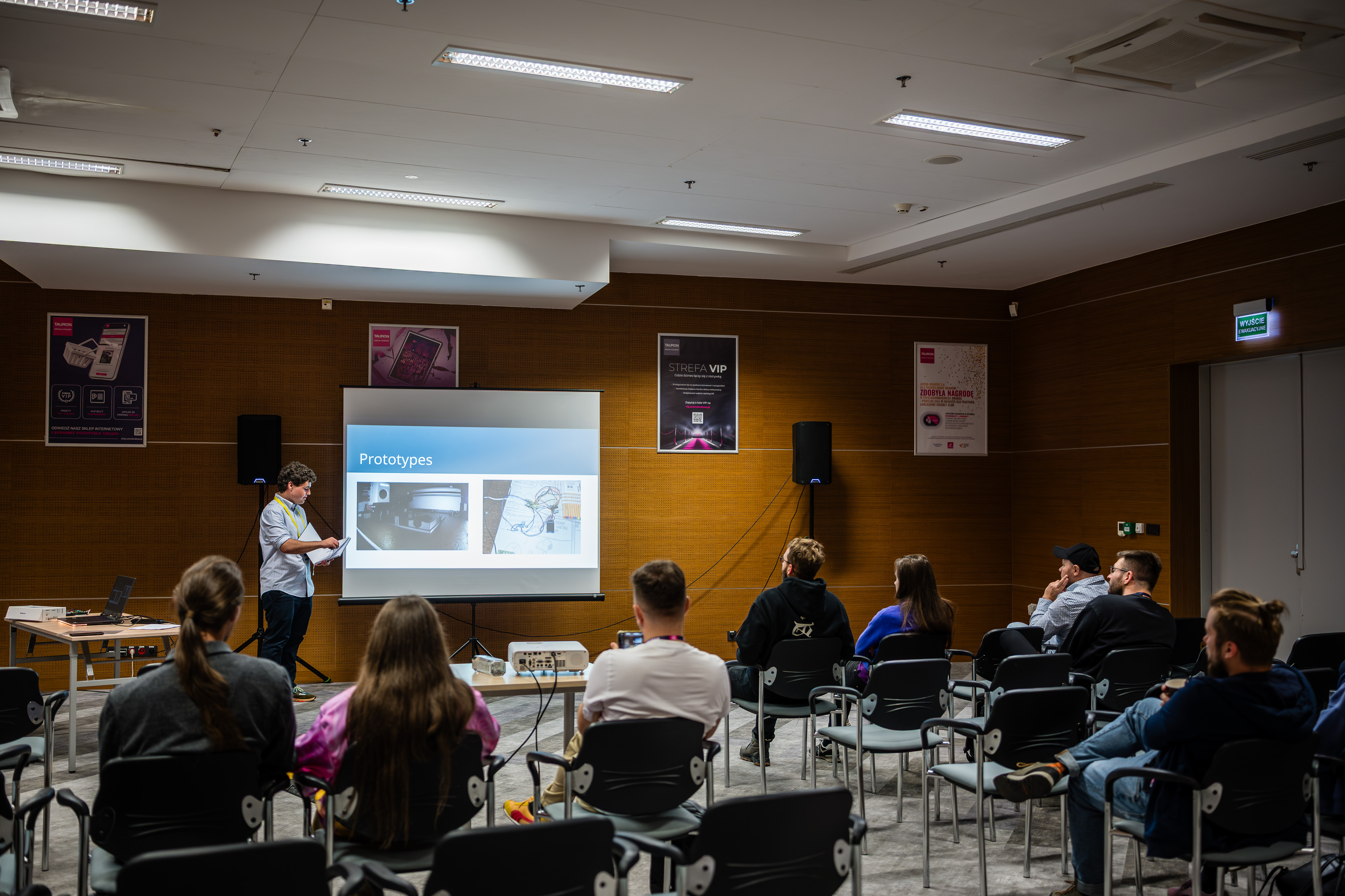 Rune Bobbaers presenting IINTS research at a medical technology conference